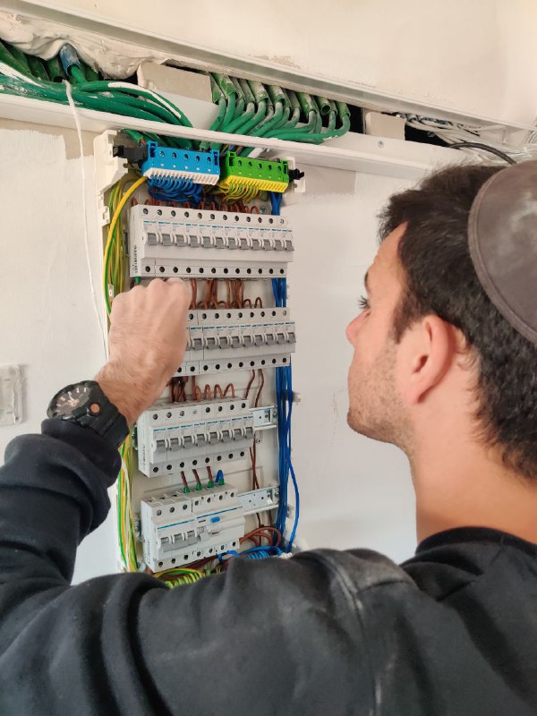 עבודה של התקנת לוח חשמל